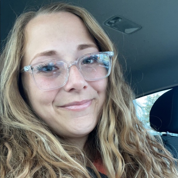 Meet your Posher, Breanna - Picture 2 of 2